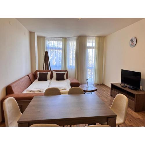 Apartment for 6 in Flora main building - prime location!