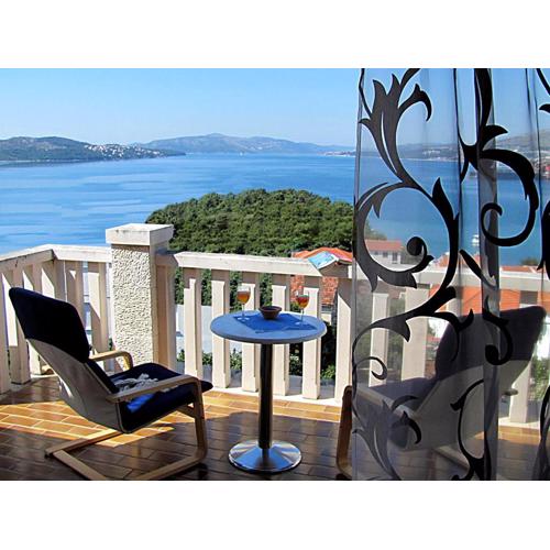 Apartment for two persons with sea view in Trogir near the beach