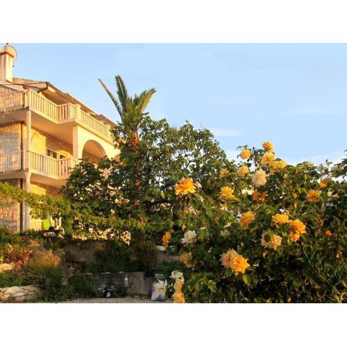 Apartment for two persons with sea view in Trogir near the beach