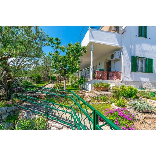 Apartment Garden by the sea