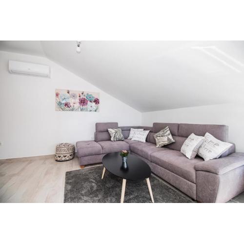 Apartment Hera with balcony and free parking