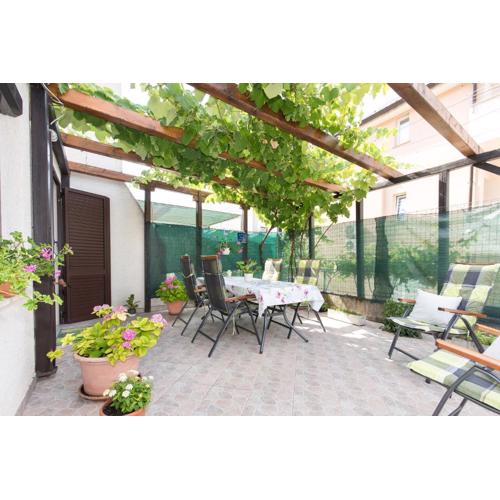 Apartment Im Erdgeschoss Mit Überdachter Terrasse