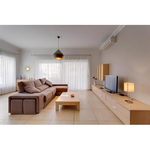 Apartment In Fort Cambridge with Pool