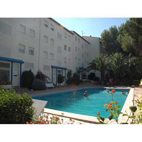 Apartment in LEscala near supermarket
