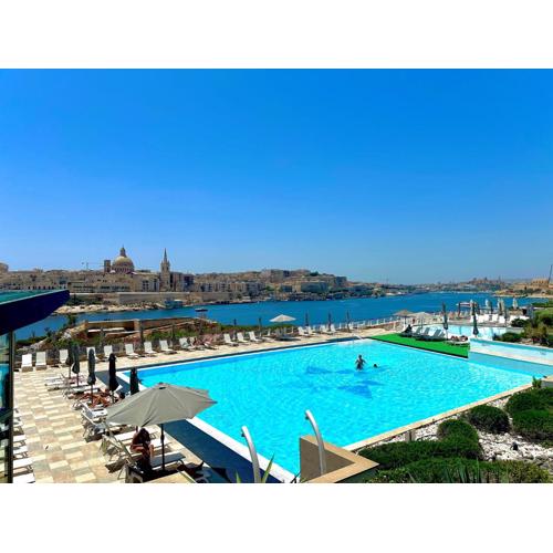 Apartment in Luxury Complex with Amazing Resident\