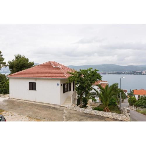 Apartment in Okrug Gornji with sea view, balcony, air conditioning, WiFi 5165-1
