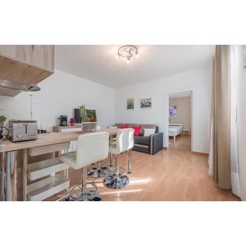 Apartment in Porec with terrace, air conditioning, WiFi, washing machine (4928-8)