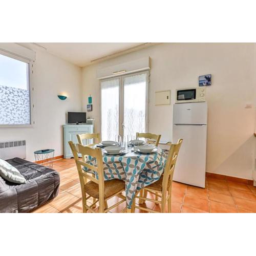 Apartment in residence with swimming pool and beach 200m away