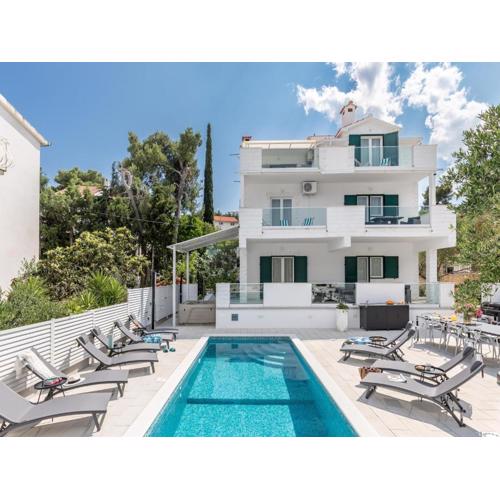 Apartment in Slatine near the Beach