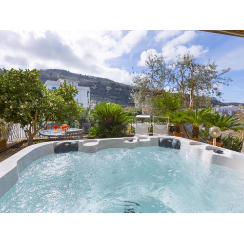 Apartment in Sorrento with Jacuzzi Garden