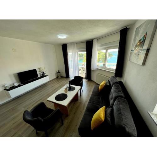 Apartment in Trogir with sea view, balcony, air conditioning, Wi-Fi (4786-1)