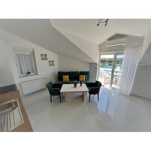 Apartment in Trogir with sea view, balcony, air conditioning, Wi-Fi (4786-2)
