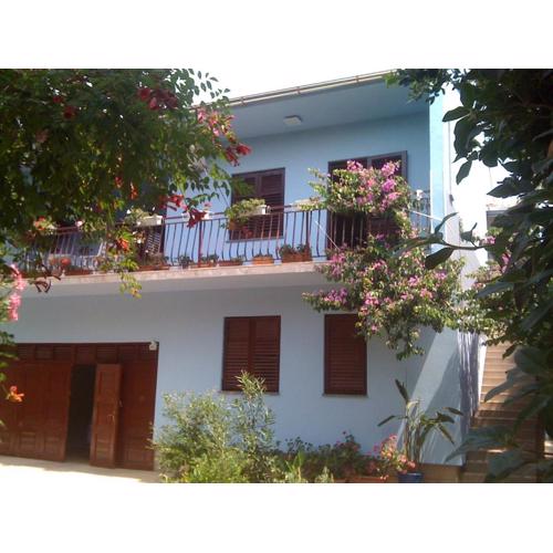 Apartment in villa, big garden, private pool, close to beach and Zadar town