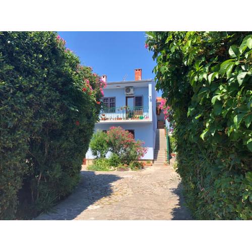 Apartment in villa, private pool, big garden, close to sea and Old Zadar town