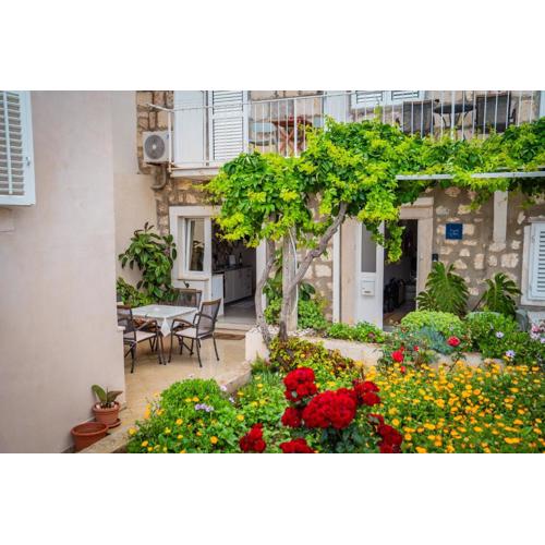 Apartment Jelena with terrace and balcony
