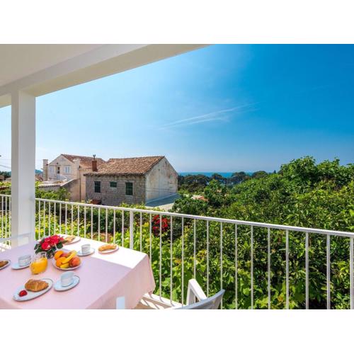 Apartment Lena - Three-Bedroom Apartment with Balcony and Sea View