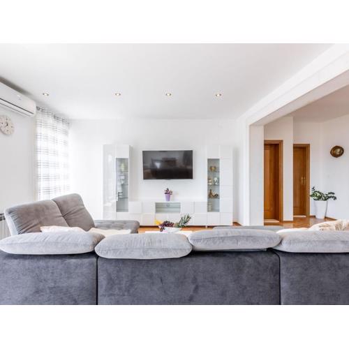 Apartment Merita - Two Bedroom Apartment with Balcony