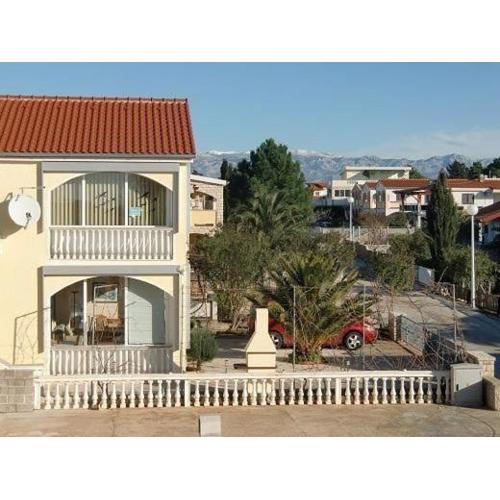 Apartment Mit Großer Terrasse Im Erdgeschoss