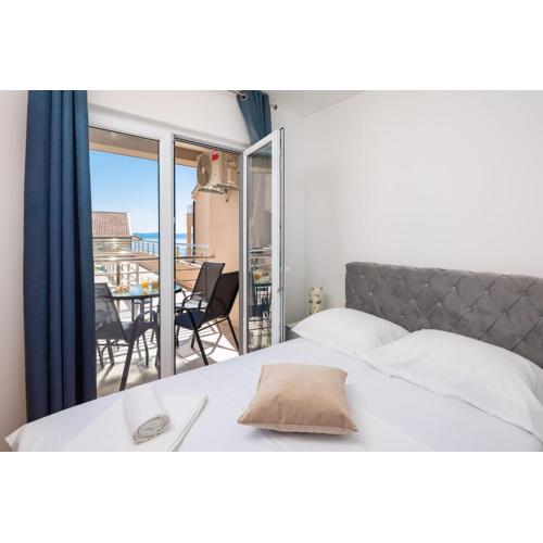 Apartment Noa with sea view and private parking
