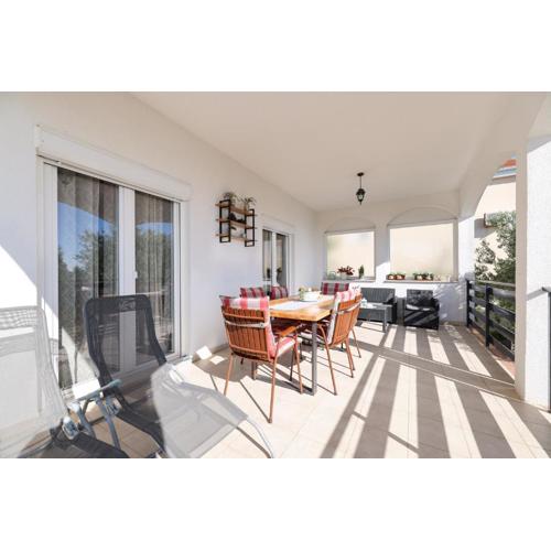 Apartment Pantalon, big terrace and free parking