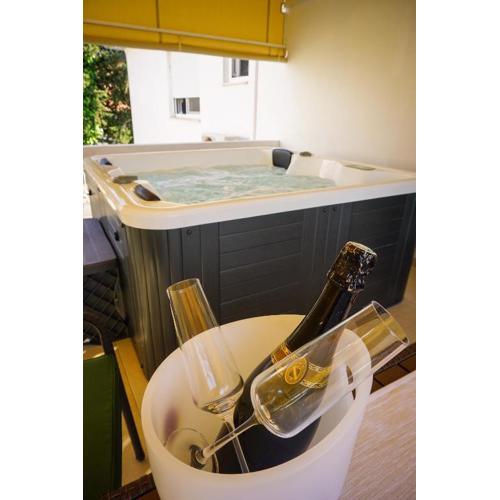 Apartment Paula with Private Jacuzzi and Parking- near the Beach