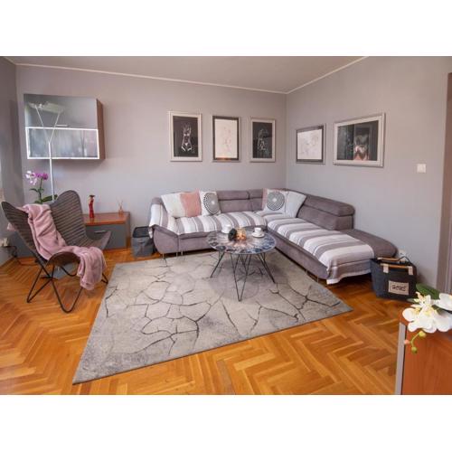 Apartment Point - Two Bedroom Apartment with Balcony