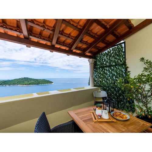 Apartment Reale - One Bedroom Apartment with Balcony and Sea View