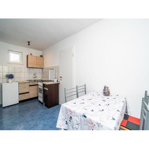 Apartment & Rooms Alan - Double Room with Shared Bathroom 2