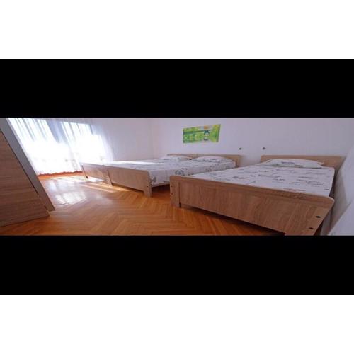 Apartment Stella - Three Bedroom Apartment with Balcony