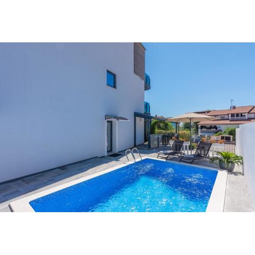 Apartment Vedran with Pool