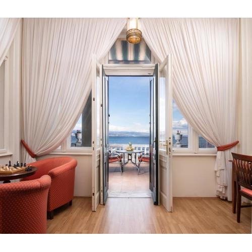 Apartment Villa Regaly with sea view and free parking