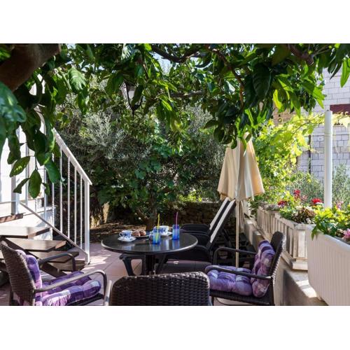 Apartment Vukic - Studio Apartment with Terrace and Garden View