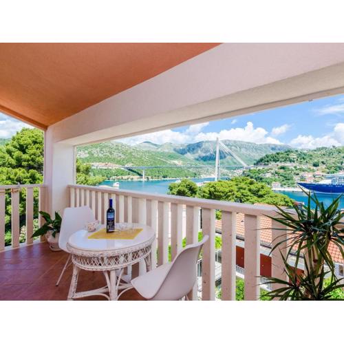 Apartment with balcony near Sea