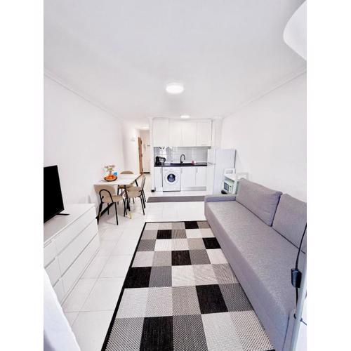 Apartment with pool, near the see