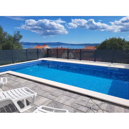 Apartment with pool Tomic