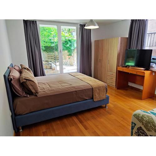 Apartment with private garden in Alimos