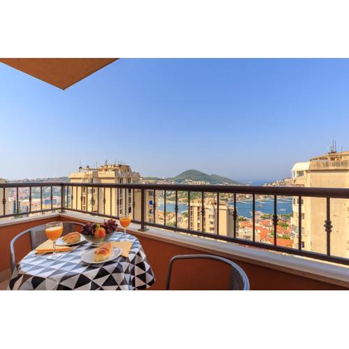 Apartment with private parking and sea view