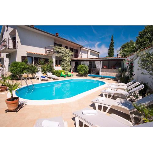 Apartment with private pool and arbor