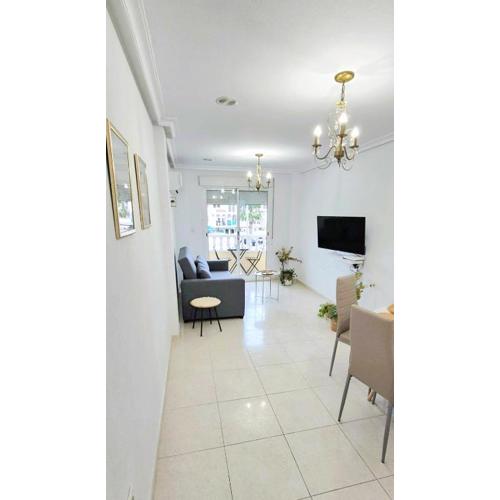 Apartment with queensize bed, Wifi, AC, 5 min walk to the beach