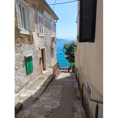 Apartment Zlatko , ten steps to the sea