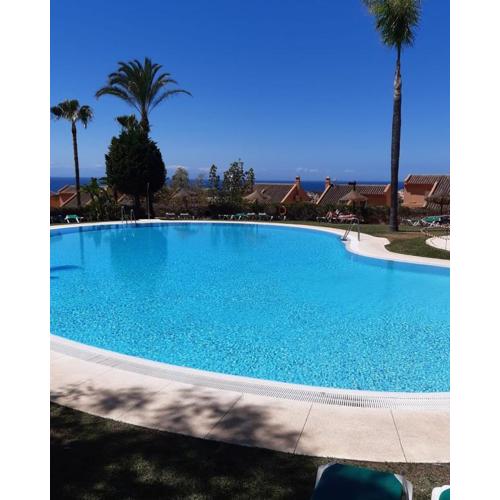 Apartmento familiar con piscina con vista al mar