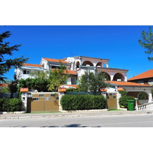 Apartments and Rooms Anika