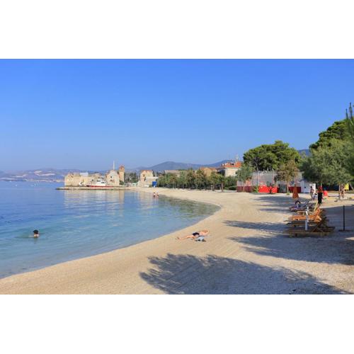 Apartments by the sea Kastel Gomilica, Kastela - 22370