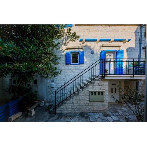 Apartments by the sea Kastel Novi, Kastela - 22051