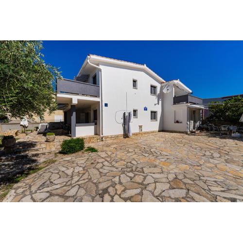 Apartments Crnko, 50m from the beach with free parking and drinkable tap water