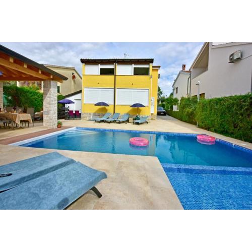 Apartments House Anna for max 13 Persons in Poreč, pet friendly