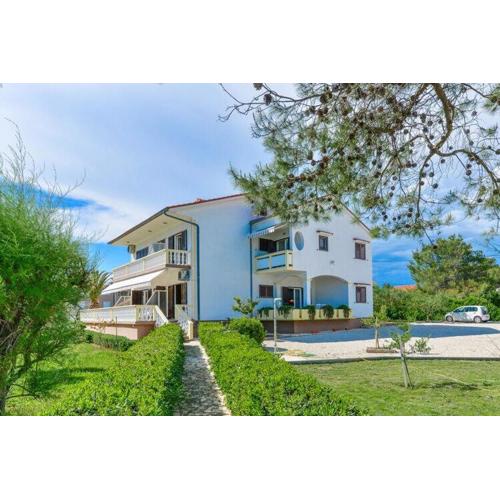 Apartments in House Liveric, in Vir at the beach