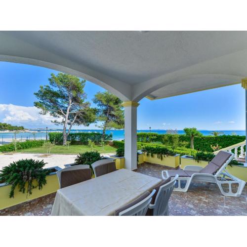 Apartments in House Liveric, in Vir at the beach