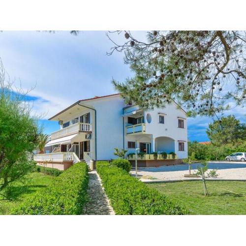 Apartments in House Liveric, in Vir at the beach