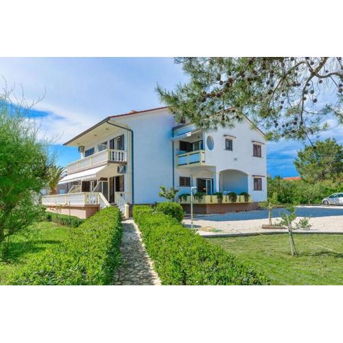 Apartments in House Liveric, in Vir at the beach